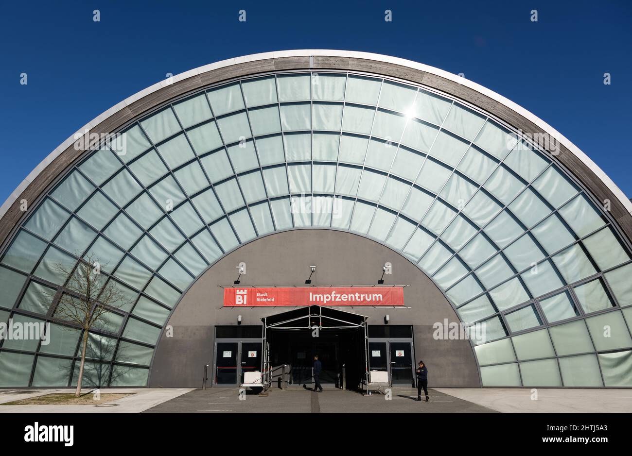 Bielefeld, Deutschland. 28.. Februar 2022. Blick auf den Eingang des Impfzentrums Bielefeld. Der Corona-Impfstoff Nuvaxovid (NVX-CoV2373) des US-Herstellers Novavax wurde in Deutschland seit kurzer Zeit geimpft. Nuvaxovid ist ein sogenannter Proteinimpfstoff. Es enthält Coronavirus-ähnliche Partikel mit dem Corona-Protein „Spike-Protein“. Quelle: Friso Gentsch/dpa/Alamy Live News Stockfoto Bielefeld, Deutschland. 28.. Februar 2022. Blick auf den Eingang des Impfzentrums Bielefeld. Der Corona-Impfstoff Nuvaxovid (NVX-CoV2373) des US-Herstellers Novavax wurde in Deutschland seit kurzer Zeit geimpft. Nuvaxovid ist ein sogenannter Proteinimpfstoff. Es enthält Coronavirus-ähnliche Partikel mit dem Corona-Protein „Spike-Protein“. Quelle: Friso Gentsch/dpa/Alamy Live News Stockfoto