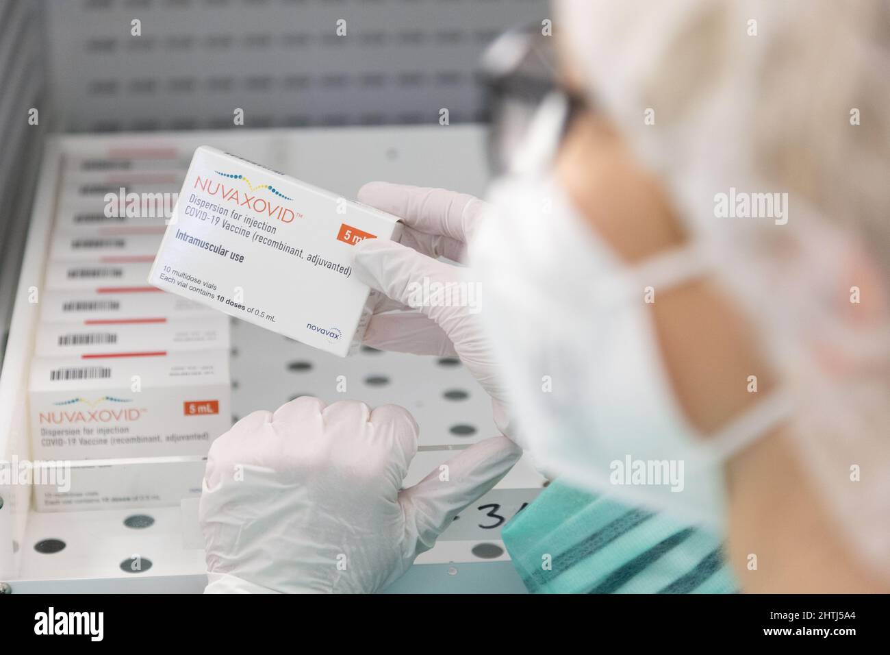 Bielefeld, Deutschland. 28.. Februar 2022. Der Nuvaxovid-Impfstoff wird in einem Kühlschrank in der Apotheke des Impfzentrums Bielefeld gelagert. In Deutschland wurde seit kurzer Zeit der Corona-Impfstoff Nuvaxovid (NVX-CoV2373) des US-Herstellers Novavax geimpft. Nuvaxovid ist ein sogenannter Proteinimpfstoff. Es enthält Coronavirus-ähnliche Partikel mit dem Corona-Protein „Spike-Protein“. Quelle: Friso Gentsch/dpa/Alamy Live News Stockfoto Bielefeld, Deutschland. 28.. Februar 2022. Der Nuvaxovid-Impfstoff wird in einem Kühlschrank in der Apotheke des Impfzentrums Bielefeld gelagert. In Deutschland wurde seit kurzer Zeit der Corona-Impfstoff Nuvaxovid (NVX-CoV2373) des US-Herstellers Novavax geimpft. Nuvaxovid ist ein sogenannter Proteinimpfstoff. Es enthält Coronavirus-ähnliche Partikel mit dem Corona-Protein „Spike-Protein“. Quelle: Friso Gentsch/dpa/Alamy Live News Stockfoto