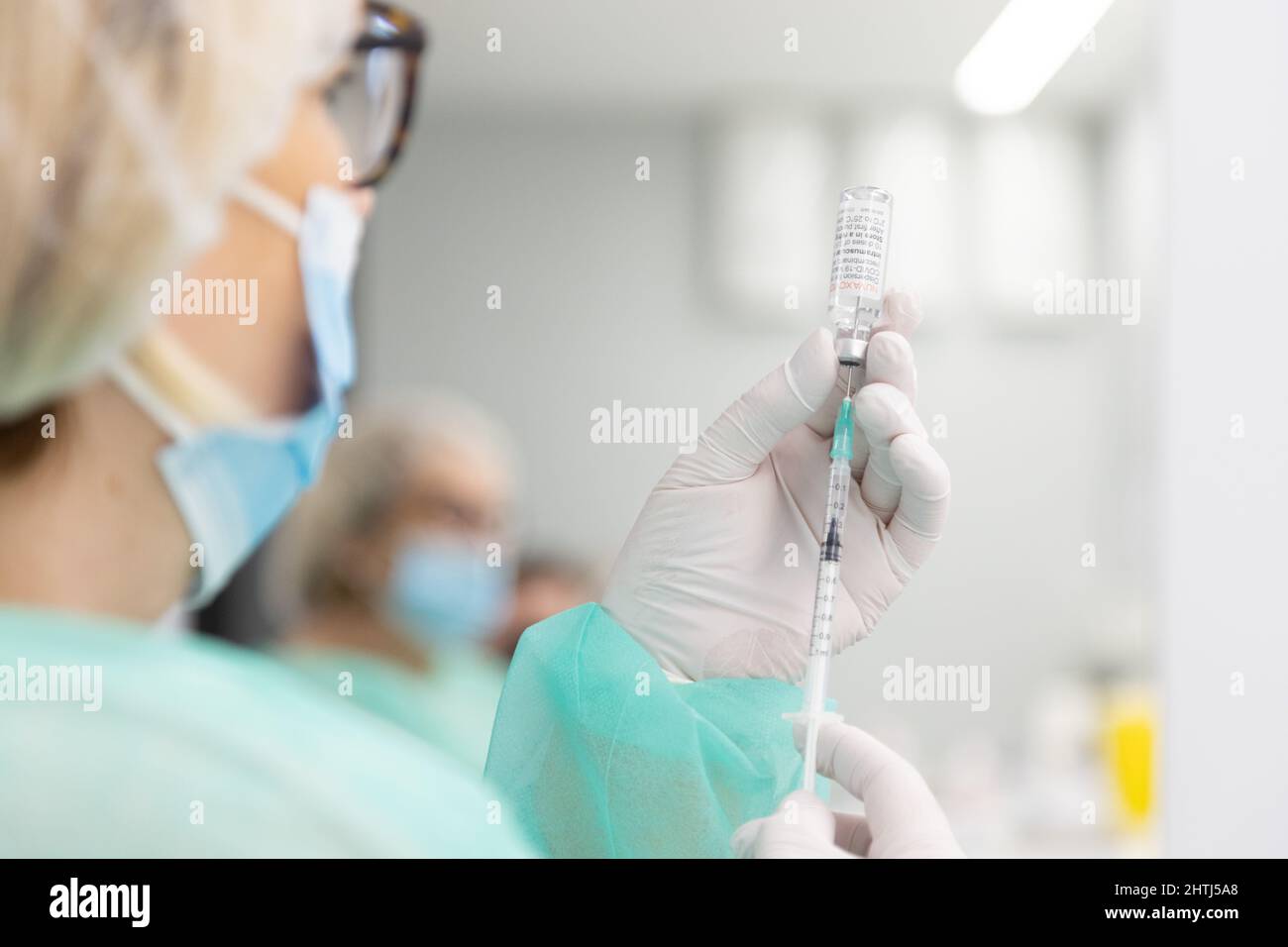 Bielefeld, Deutschland. 28.. Februar 2022. Eine Spritze mit dem Impfstoff Nuvaxovid wird in der Apotheke vom Impfzentrum Bielefeld erstellt. Der Corona-Impfstoff Nuvaxovid (NVX-CoV2373) des US-Herstellers Novavax wurde in Deutschland seit kurzer Zeit geimpft. Nuvaxovid ist ein sogenannter Proteinimpfstoff. Es enthält Coronavirus-ähnliche Partikel mit dem Corona-Protein „Spike-Protein“. Quelle: Friso Gentsch/dpa/Alamy Live News Stockfoto Bielefeld, Deutschland. 28.. Februar 2022. Eine Spritze mit dem Impfstoff Nuvaxovid wird in der Apotheke vom Impfzentrum Bielefeld erstellt. Der Corona-Impfstoff Nuvaxovid (NVX-CoV2373) des US-Herstellers Novavax wurde in Deutschland seit kurzer Zeit geimpft. Nuvaxovid ist ein sogenannter Proteinimpfstoff. Es enthält Coronavirus-ähnliche Partikel mit dem Corona-Protein „Spike-Protein“. Quelle: Friso Gentsch/dpa/Alamy Live News Stockfoto