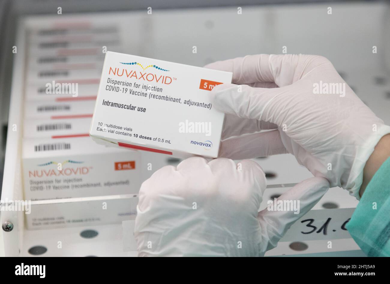 Bielefeld, Deutschland. 28.. Februar 2022. Der Nuvaxovid-Impfstoff wird in einem Kühlschrank in der Apotheke des Impfzentrums Bielefeld gelagert. In Deutschland wurde seit kurzer Zeit der Corona-Impfstoff Nuvaxovid (NVX-CoV2373) des US-Herstellers Novavax geimpft. Nuvaxovid ist ein sogenannter Proteinimpfstoff. Es enthält Coronavirus-ähnliche Partikel mit dem Corona-Protein „Spike-Protein“. Quelle: Friso Gentsch/dpa/Alamy Live News Stockfoto Bielefeld, Deutschland. 28.. Februar 2022. Der Nuvaxovid-Impfstoff wird in einem Kühlschrank in der Apotheke des Impfzentrums Bielefeld gelagert. In Deutschland wurde seit kurzer Zeit der Corona-Impfstoff Nuvaxovid (NVX-CoV2373) des US-Herstellers Novavax geimpft. Nuvaxovid ist ein sogenannter Proteinimpfstoff. Es enthält Coronavirus-ähnliche Partikel mit dem Corona-Protein „Spike-Protein“. Quelle: Friso Gentsch/dpa/Alamy Live News Stockfoto
