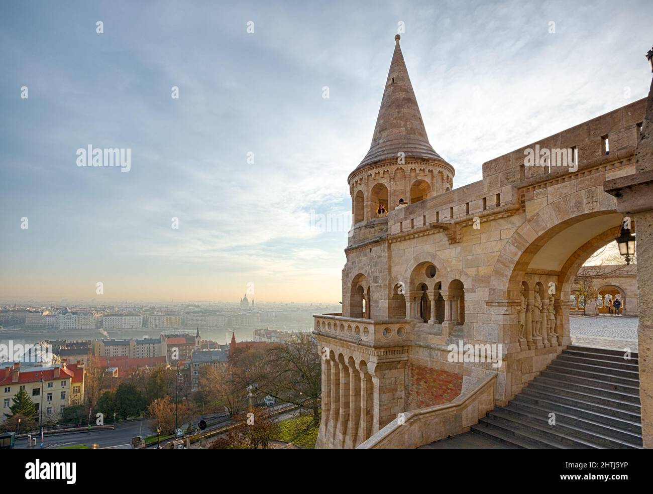 Fischerbastei Turm gegen das alte Budapest Stockfoto