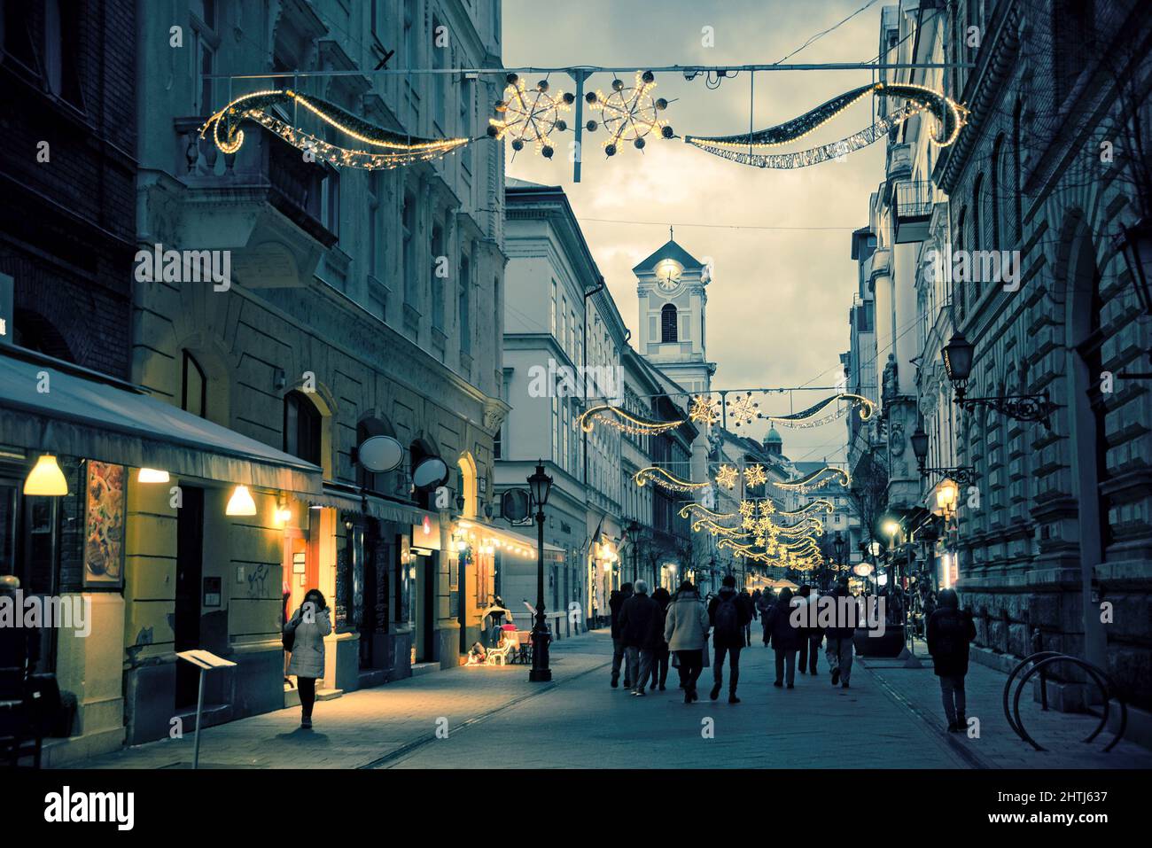 Düstere Nachtansicht der Váci Straße in Budapest am Heiligabend Stockfoto