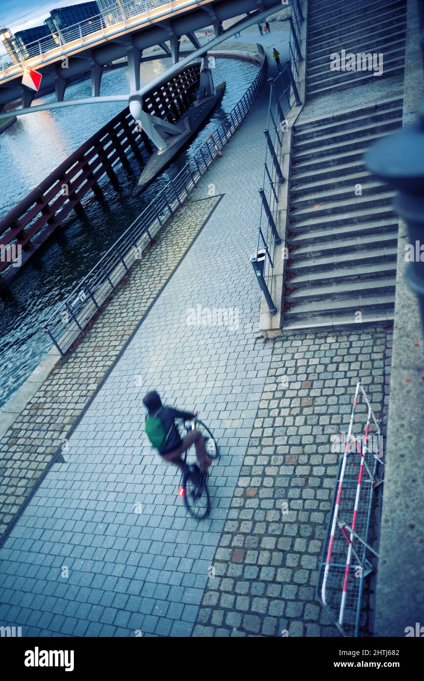 Radfahrer fahren in der städtischen Umgebung, aus dem hohen Winkel zu sehen Stockfoto