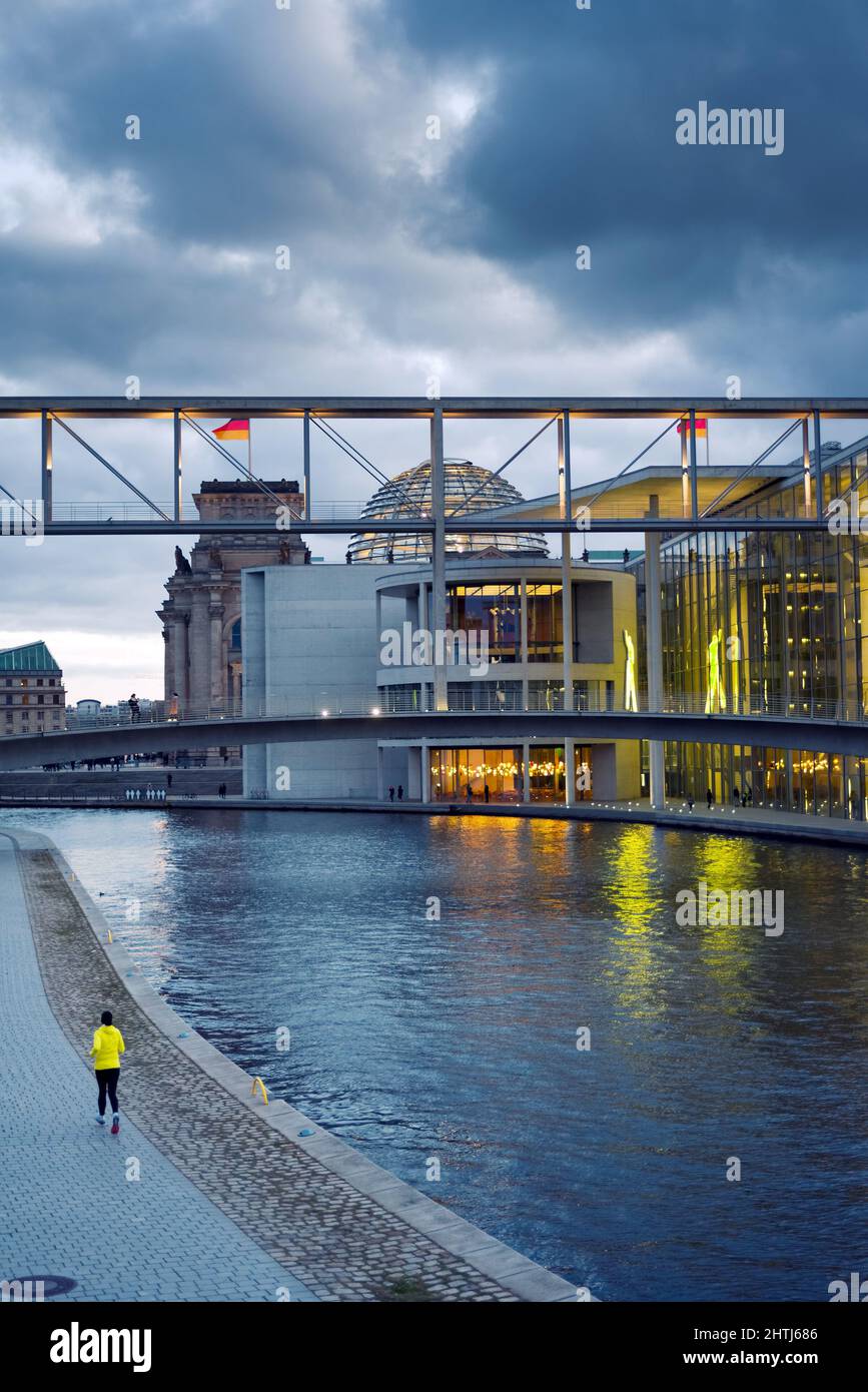 Nachtansicht des Regierungsgebäudes in Berlin, Läufer Stockfoto
