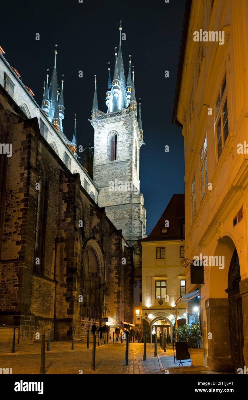 Enge Straße der Prager Altstadt, Kirche unserer Lieben Frau vor tyn. Nachtansicht Stockfoto
