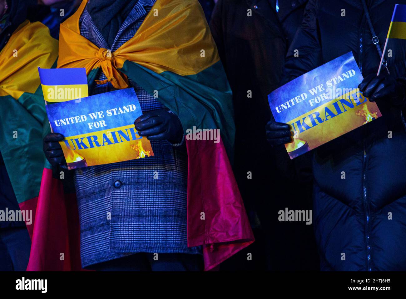 Protest gegen die russische Invasion in der Ukraine. Anti-Kriegs-Protest. Menschen mit Plakaten zur Unterstützung der Ukraine Stockfoto