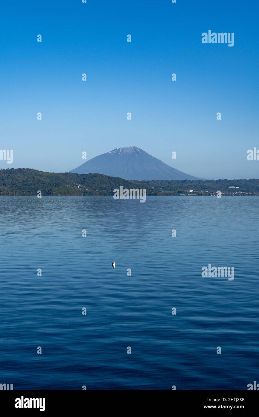 Blick auf den Berg Yotei vom Toya See in Hokkaido - Japan Stockfoto
