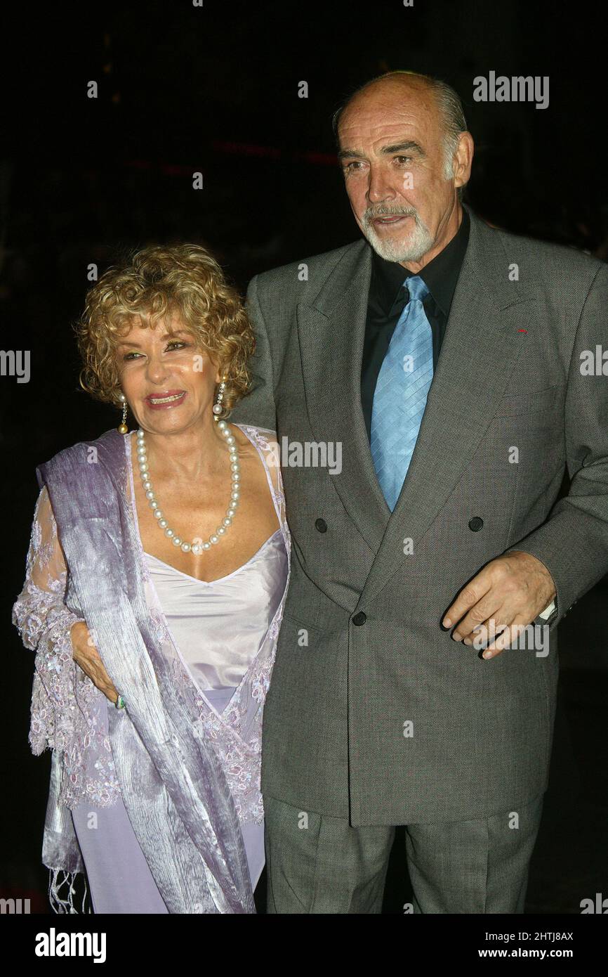Sean Connery mit seiner Frau Micheline Roquebrune bei der Londoner Premiere seines neuen Films LEAGUE OF GENTLEMEN 29.. September 2003 Stockfoto
