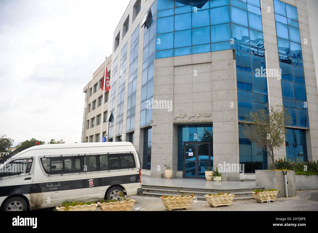 Tunis, Tunesien. 28.. Februar 2022. Tunis, Tunesien. 28. Februar 2022. Die Polizei umgibt das Hauptquartier der Banque Franco-Tunisienne im Stadtteil Montplaisir in Tunis. Die Maßnahme ist Teil der Entscheidung der tunesischen Behörden, die Bank aufgrund eines Konkurses zu liquidieren (Bild: © Hasan mrad/IMAGESLIVE via ZUMA Press Wire) Stockfoto