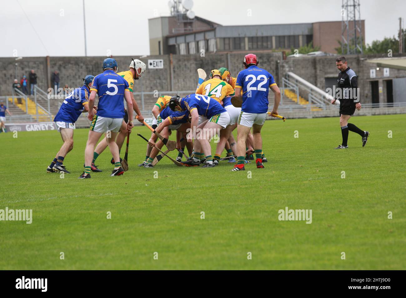 Ein großer Ball im Hurling-Finale des Kerry County, das Lixnaw gewonnen hat Stockfoto