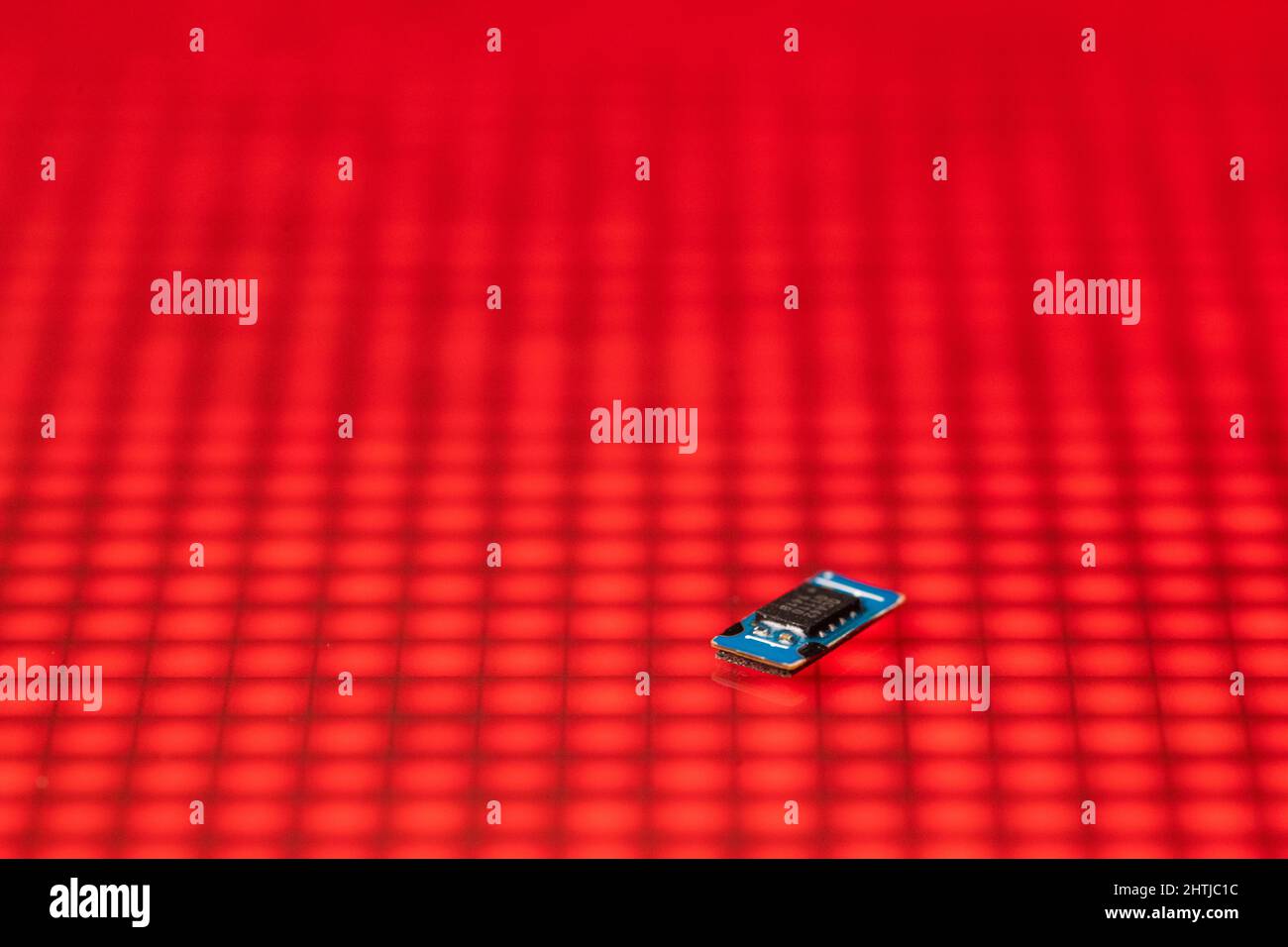 Bad Oeynhausen, Deutschland. 25.. Februar 2022. Ein Chip eines Smartphones liegt auf einer LED-Wand. Der weltweite Chipmangel hat die Weltwirtschaft gebremst. Quelle: Lino Mirgeler/dpa/Alamy Live News Stockfoto
