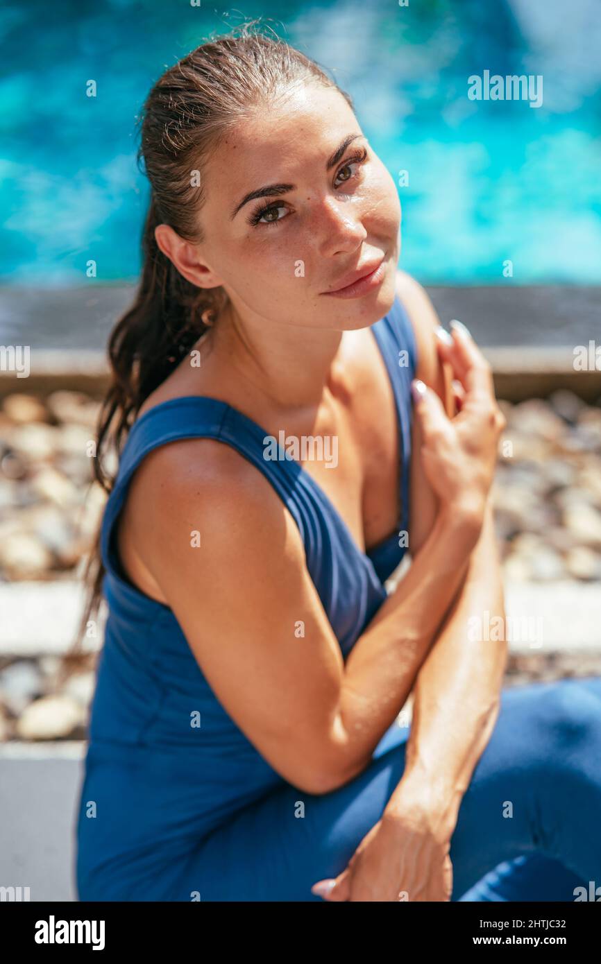 Porträt einer jungen, fittern Frau, die sich entspannt und yoga praktiziert Stockfoto
