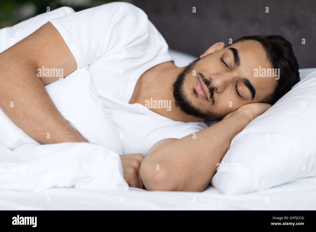 Porträt Eines Jungen Gutaussehenden Mann Aus Dem Nahen Osten, Der Zu Hause Im Bett Schläft Stockfoto
