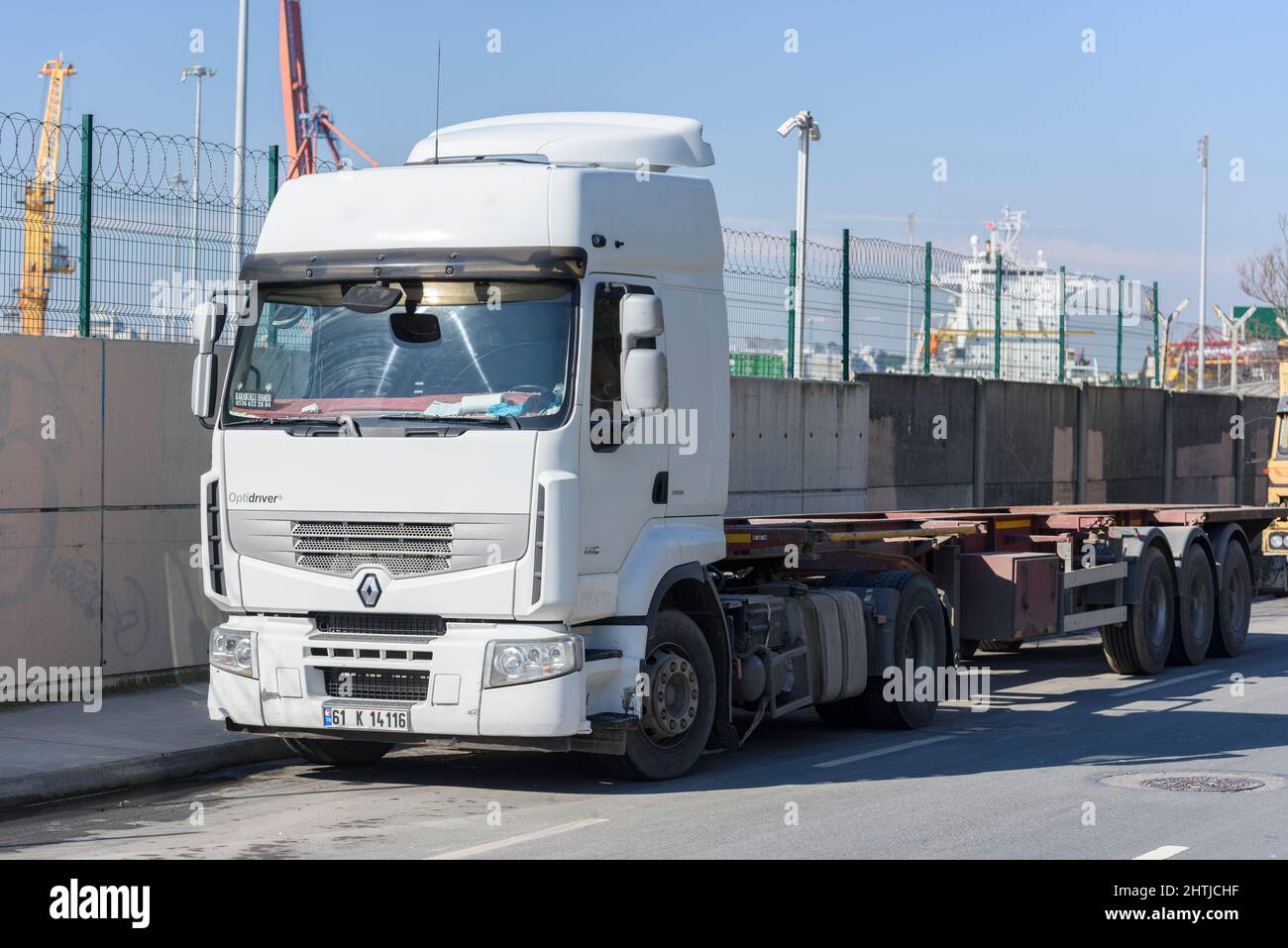 ISTANBUL, TÜRKEI - 5. FEBRUAR 2022: Renault Premium Sattelschlepper auf dem Parkplatz. Stockfoto