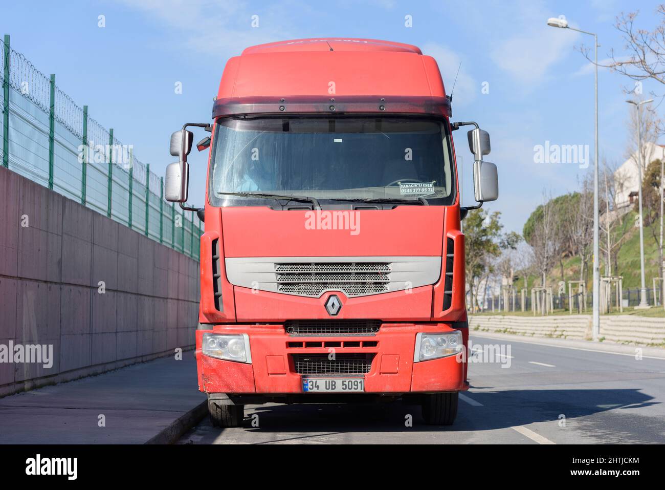 ISTANBUL, TÜRKEI - 5. FEBRUAR 2022: Renault Premium Sattelschlepper auf dem Parkplatz. Stockfoto