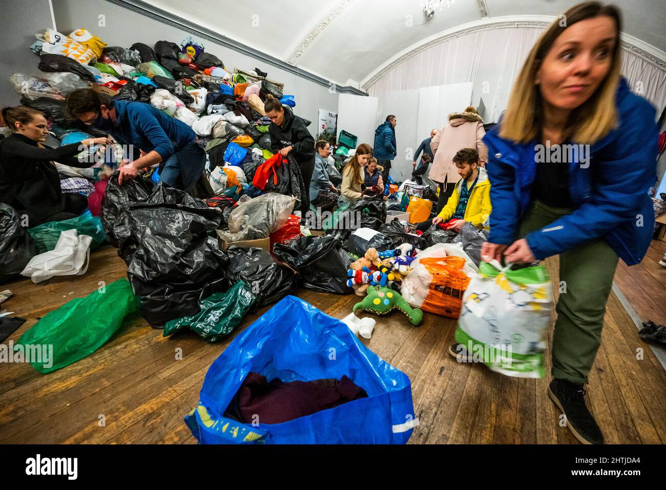 London, Großbritannien. 1. März 2022. Freiwillige im White Eagle Club (ein polnischer Club in Balham) spenden für ukrainische Flüchtlinge und helfen den Aufengern beim Kampf. Sie suchen Helfer, Spenden (warme, saubere Kleidung, medizinische Versorgung, Kinder- und Babyartikel usw.) und benötigen insbesondere mehr Boxen/Verpackungen. Alle hoffen, dass Putin den Krieg und die Invasion der Ukraine beendet. Kredit: Guy Bell/Alamy Live Nachrichten Stockfoto