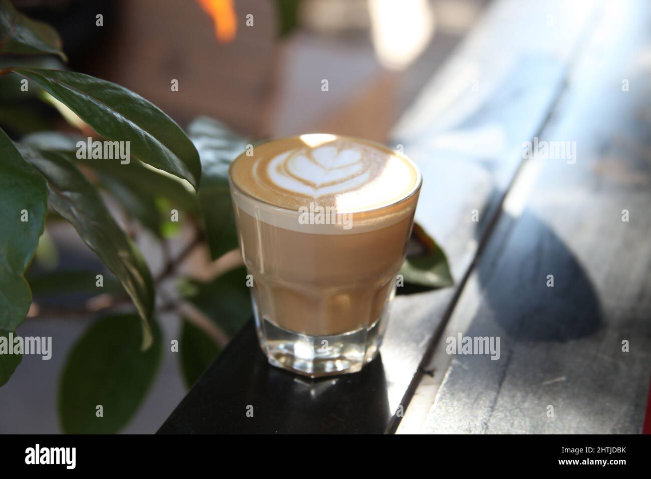Professionelles Latte-Art-Muster. Kaffee wird serviert. Die Leute haben Kaffeepause. Kaffee, Eis Latte, keine Leute. Nahaufnahme Stockfoto