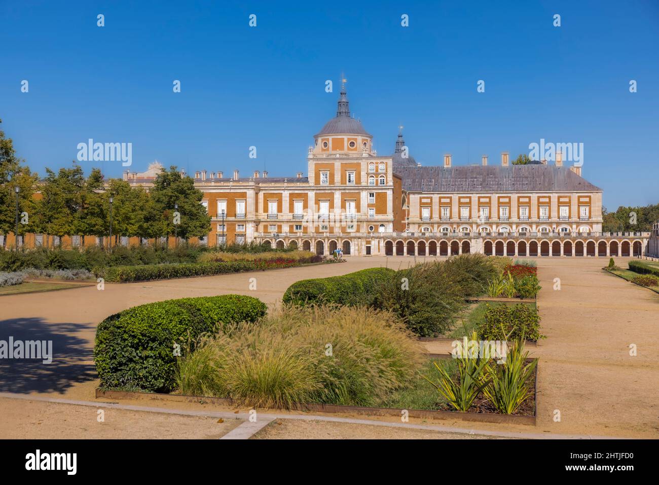 Der Königspalast von Aranjuez auf der anderen Seite der Plaza de Parejas, Aranjuez, Gemeinde Madrid, Spanien. Der Palast ist Teil des Aranjuez Cultural Lan Stockfoto