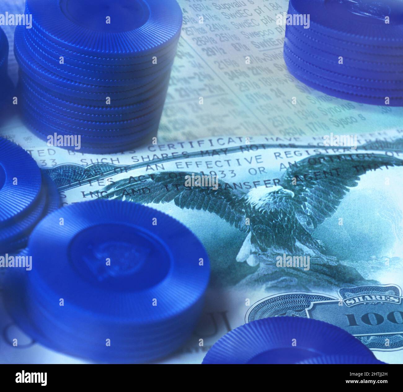 Glücksspiel an der Börse. Stock Certificate Poker Chips und Börsenkurse. Chancen für Finanzen und Wirtschaft. Blaue Chips. Verfügbares Einkommen Stockfoto