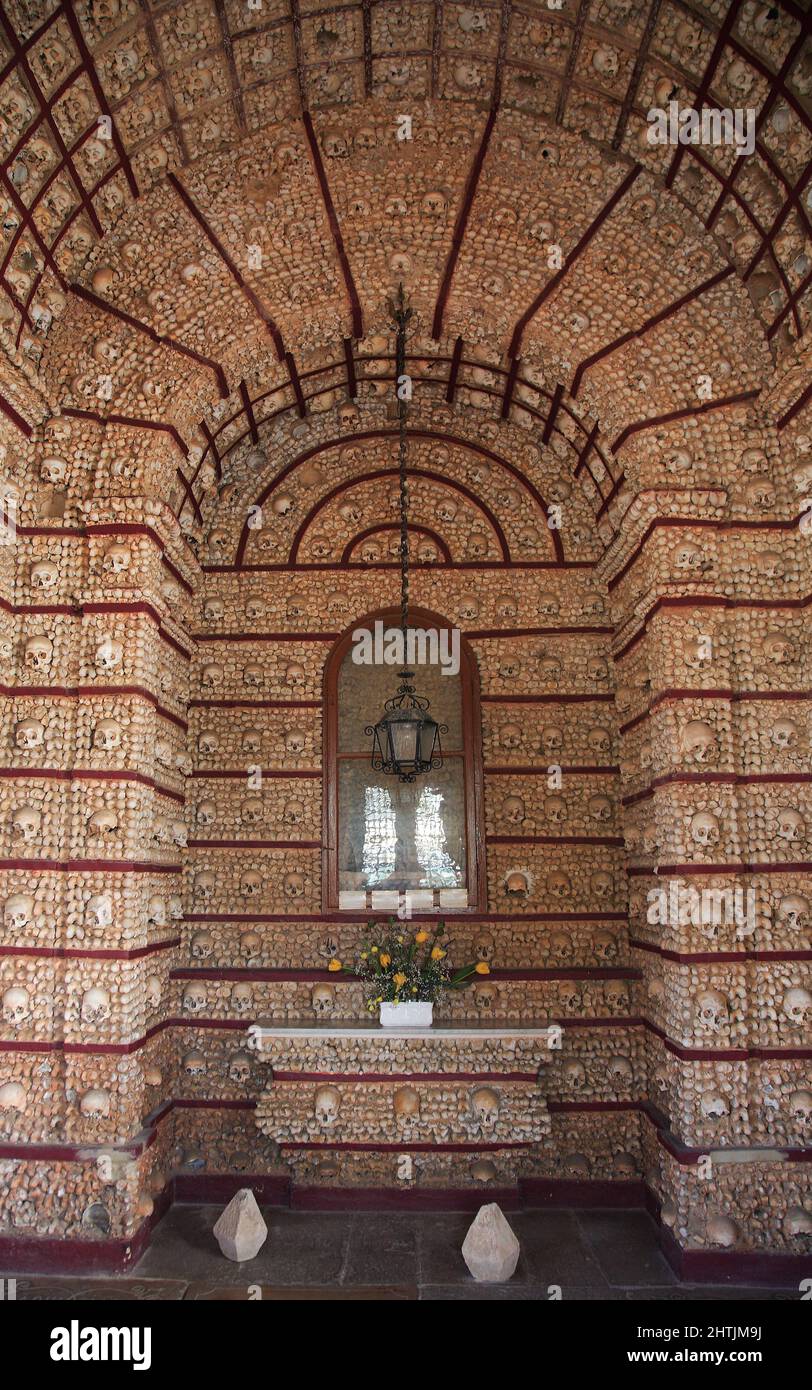 Capela dos Ossos, Knochenkapelle, ein Beinhaus in Faro in Portugal, das zur Barockkarmeliterkirche Nossa Senhora do Carmo aus dem 18. Jahrhundert gehö Stockfoto