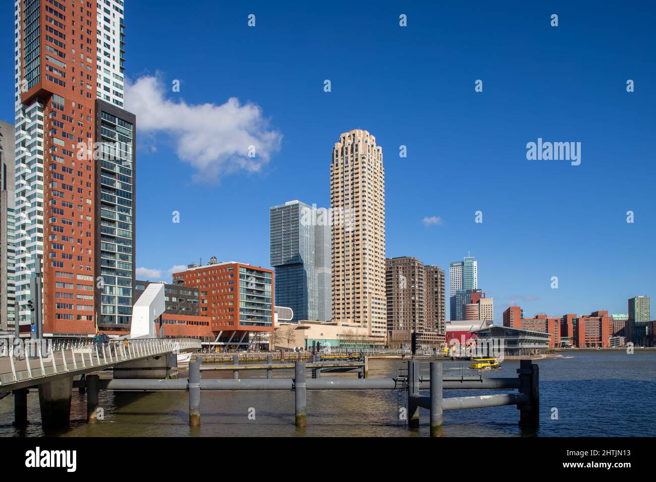 Blick auf die Wilhelminapier mit der beeindruckenden modernen Architektur in Rotterdam, Niederlande Stockfoto