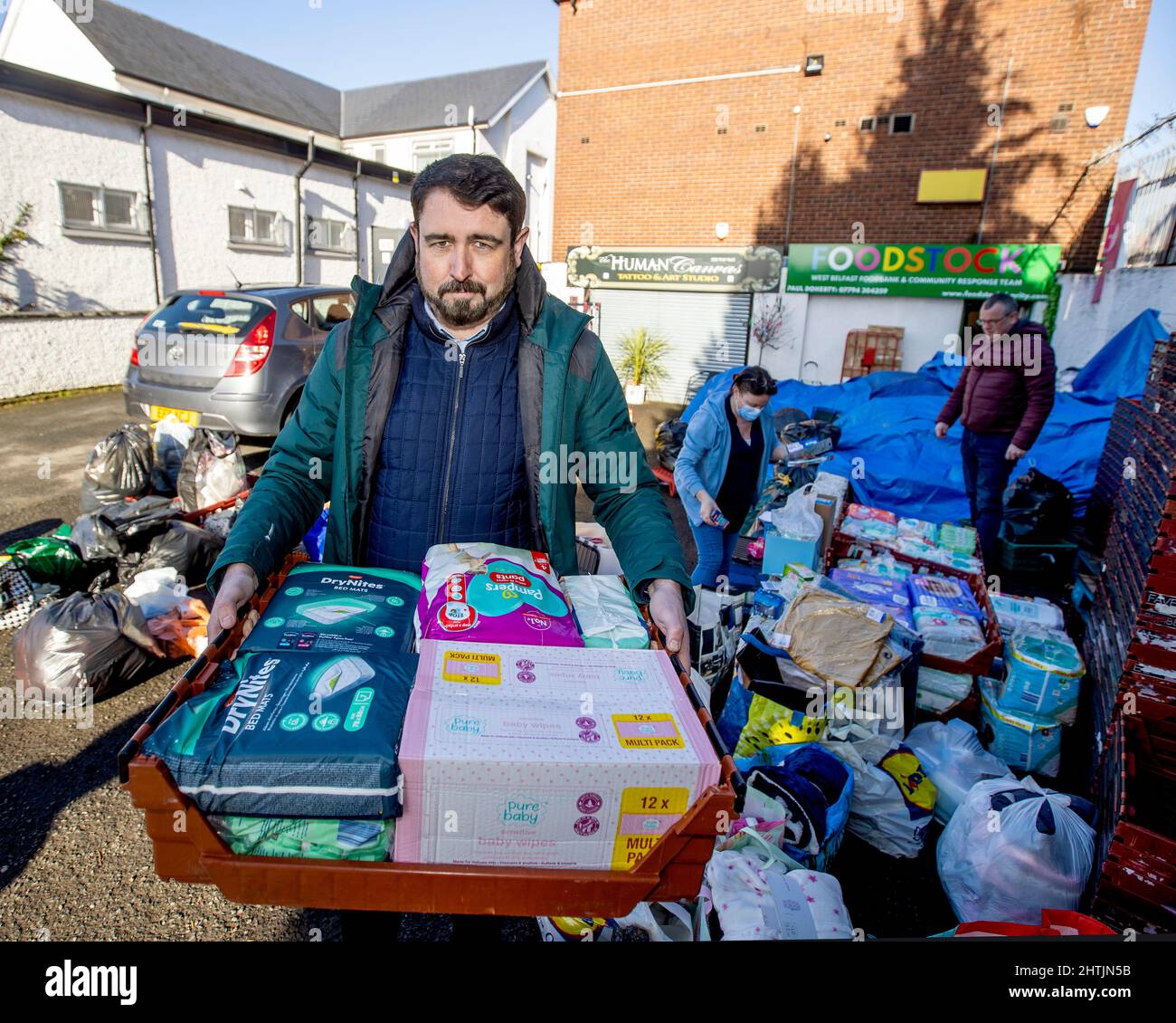 Paul Doherty f Foodstock im Westen von Belfast, der die Menschen vor Ort aufgefordert hat, Hilfsgüter für Menschen in der Ukraine zu spenden. Stockfoto