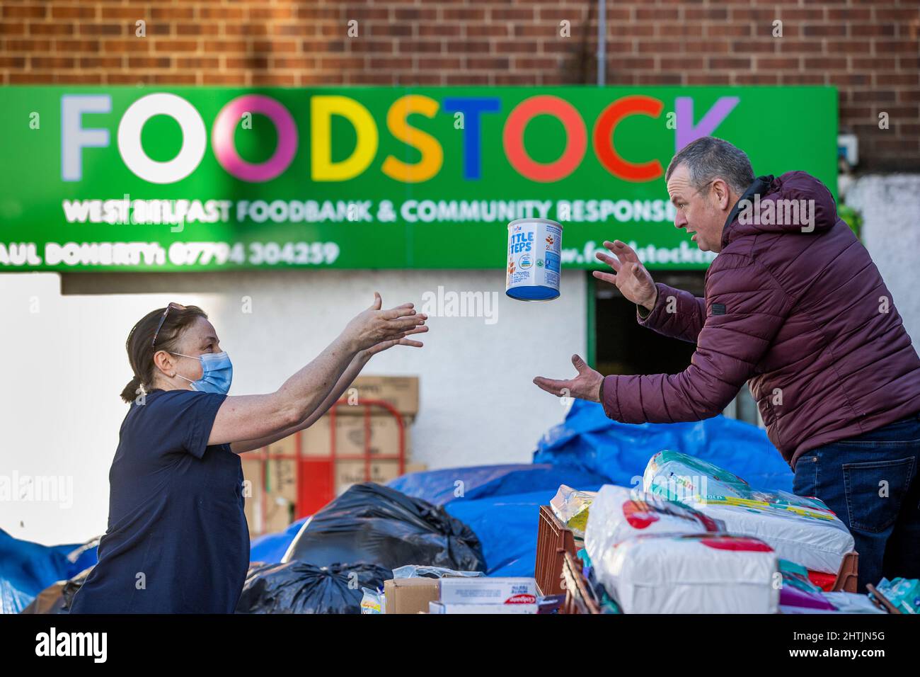 Freiwillige bei Foodstock im Westen von Belfast sortieren Hilfsgüter, die die Menschen vor Ort für die Menschen in der Ukraine gespendet haben. Stockfoto