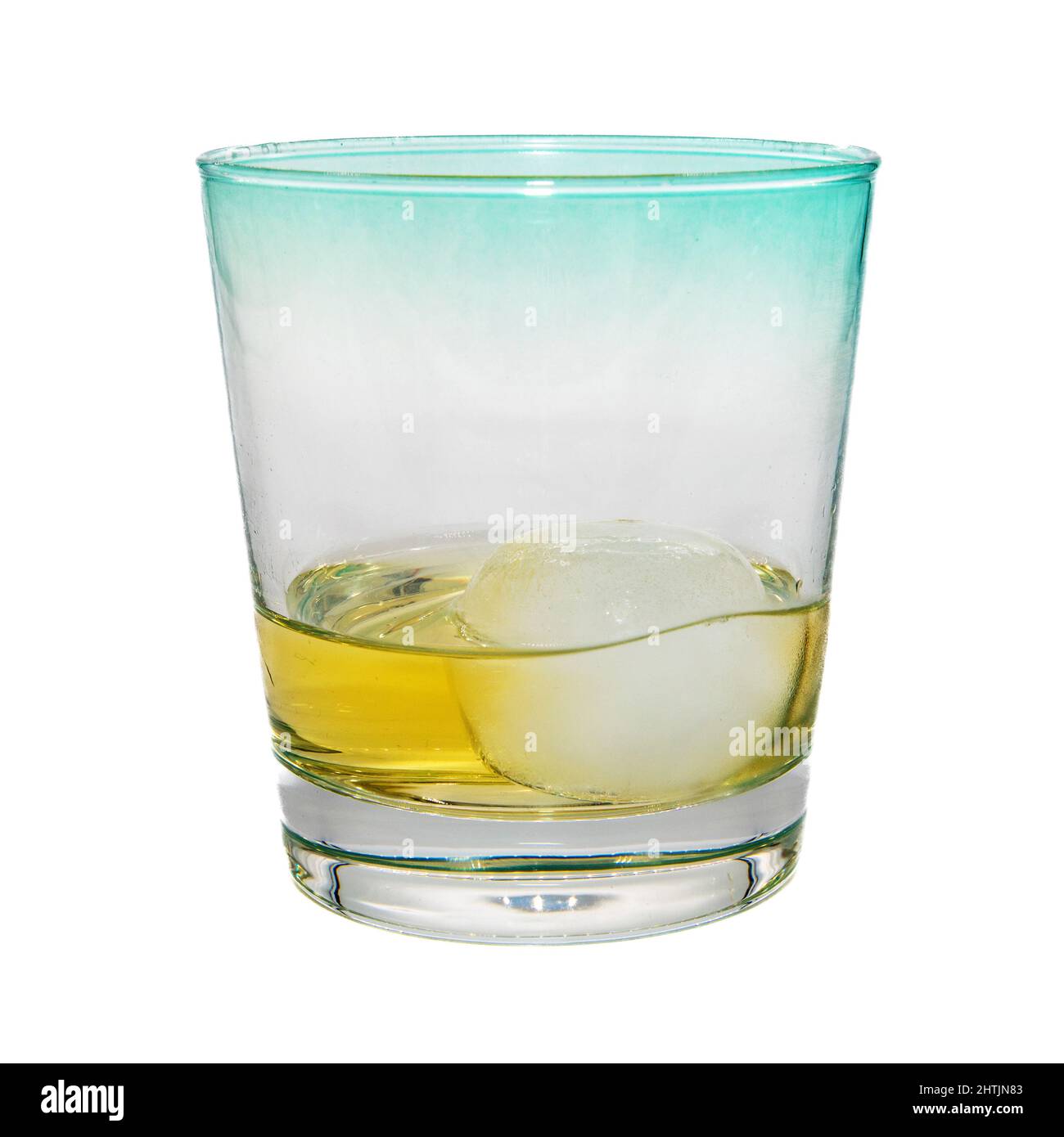 Studiofoto eines Glases mit einem Eiswürfel auf weißem Hintergrund Stockfoto