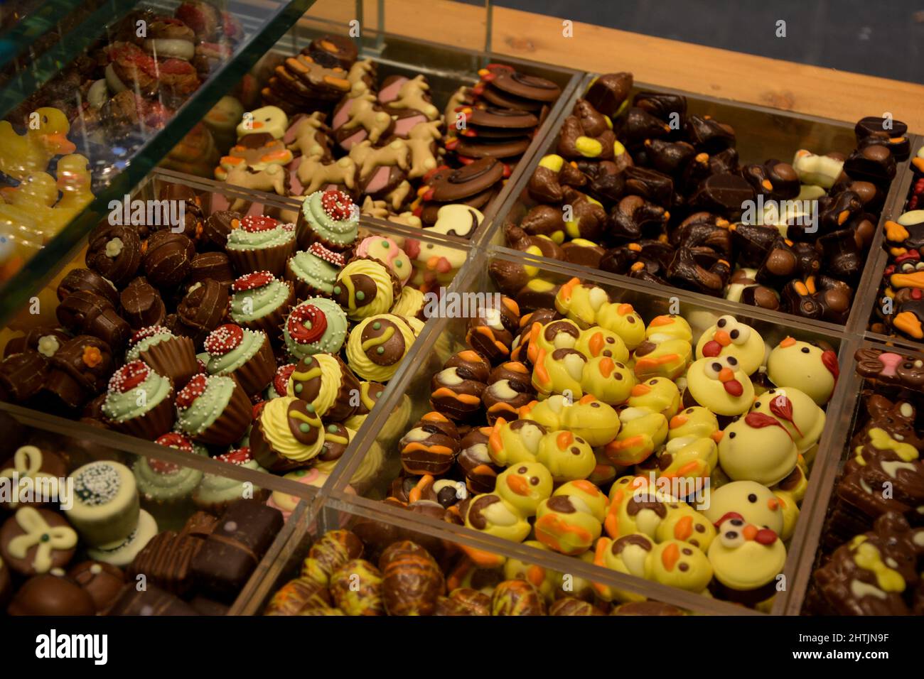 Schokoladenbonbons und Entenform-Kekse auf einem Markt Stockfoto