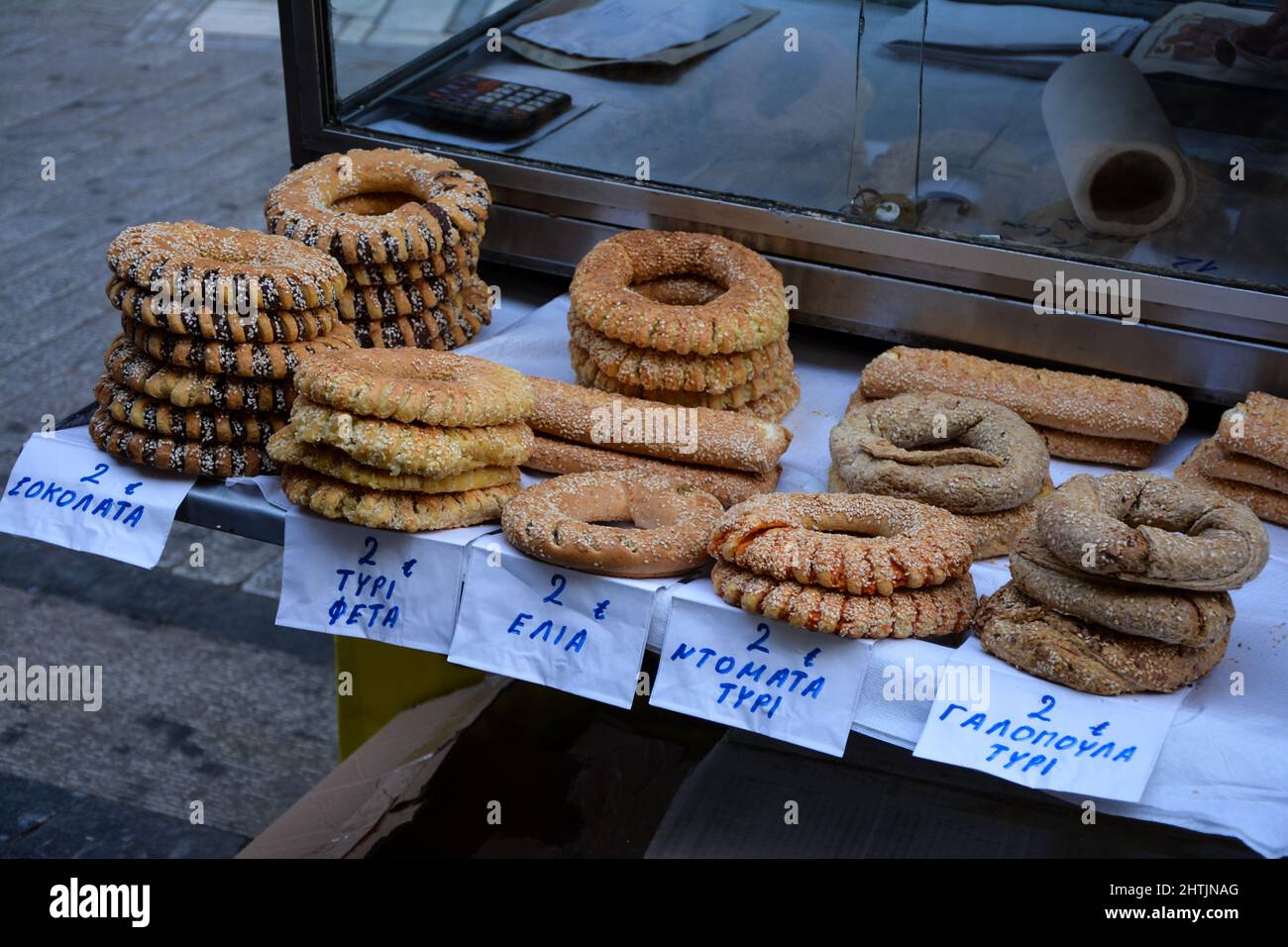 Cookies auf einem Tablett in Griechenland. Namen von Cookies auf Griechisch  und Preise auf Papier geschrieben. Selektiver Fokus auf Front-Cookies  Stockfotografie - Alamy
