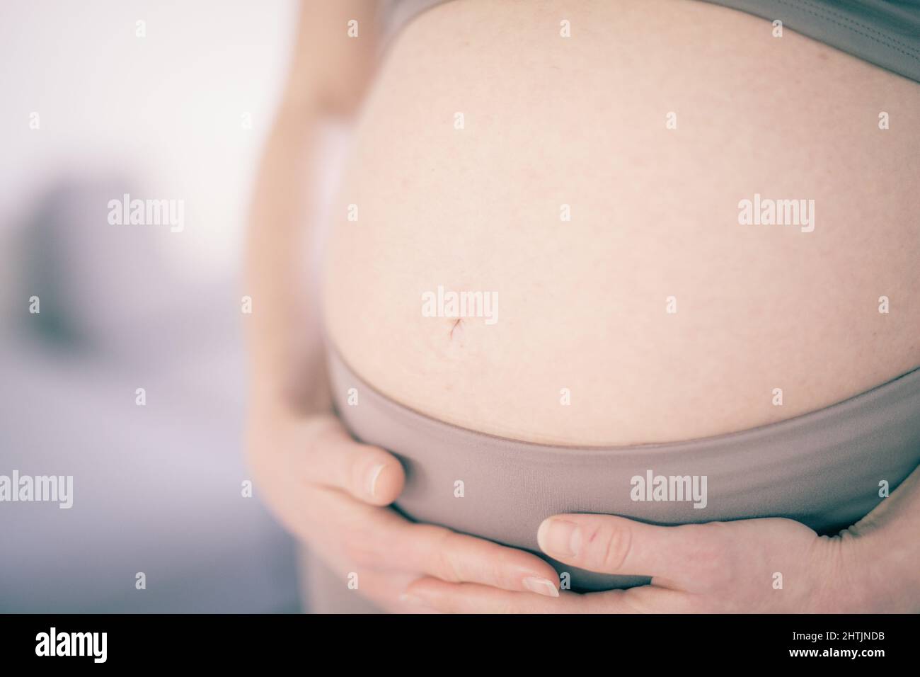 Bauch einer Schwangeren. Schwangerschaftskonzept. Schwanger Bauch Nahaufnahme. Detail der Schwangeren entspannt zu Hause. Stockfoto