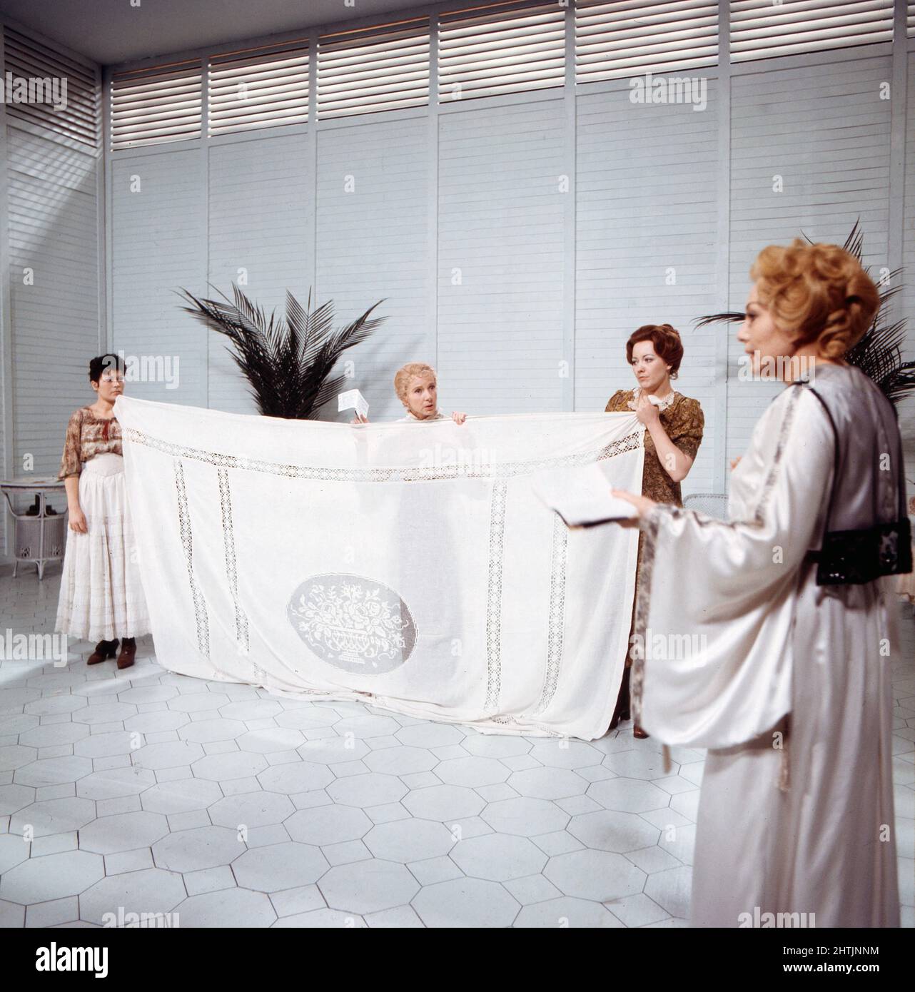 Die See, Fernsehfassung vom Theaterstück nach dem Roman von Edward Bond, Deutschland 1974, Regie: Luc Bondy, Darsteller: Lola Müthel (Mitte), Elfriede Kuzmany (rechts) Stockfoto