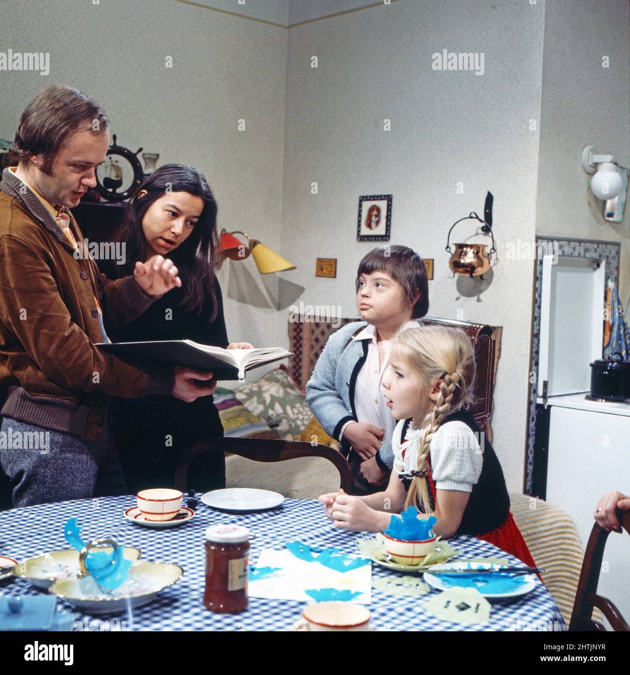 Unser Walter, Miniserie, Deutschland 1974, Darsteller: Regisseur Peter Schubert, Regiessistentin, Bernd Langhammer Stockfoto