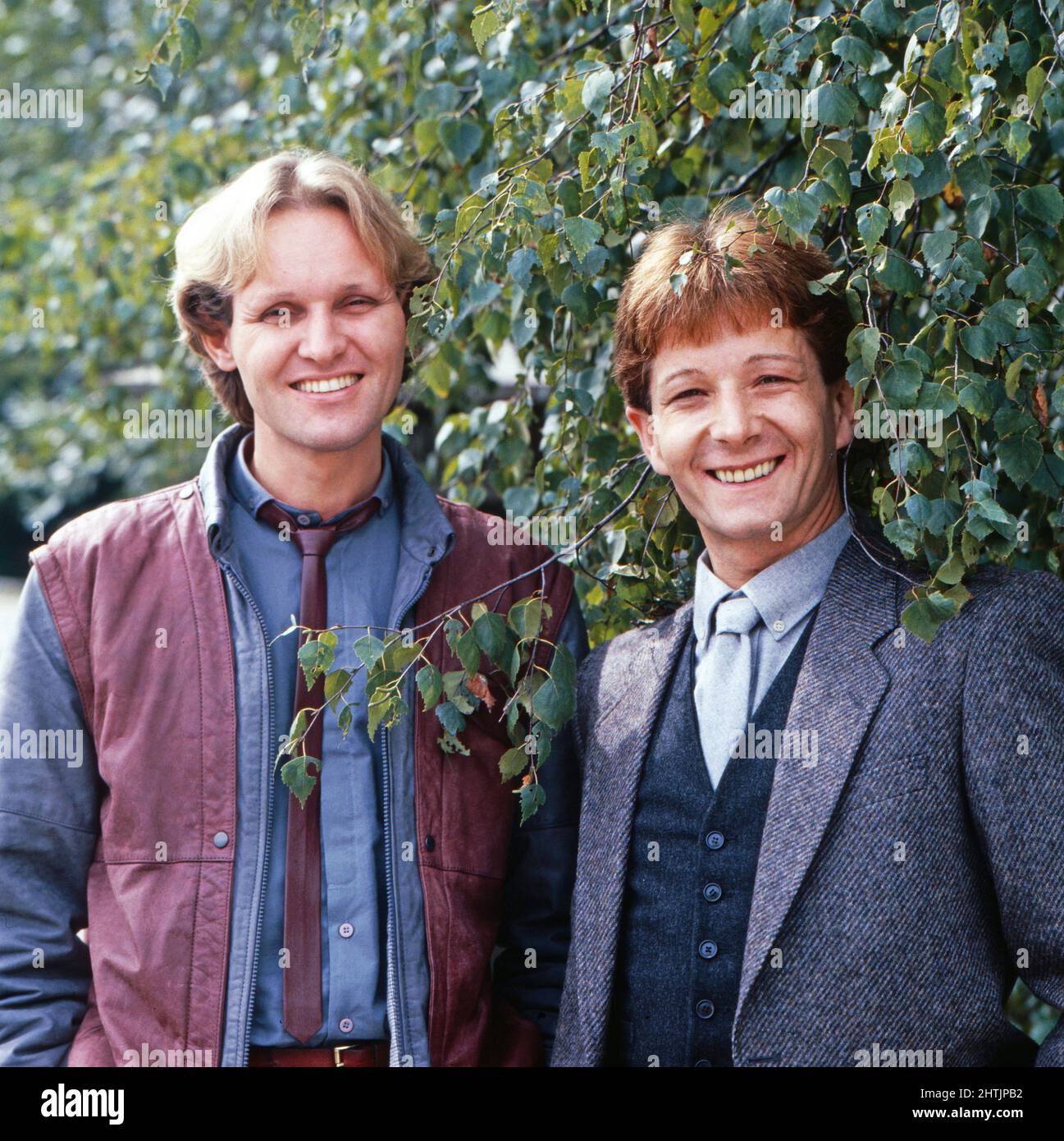 Mary und Gordy, deutsches Travestie-Duo, bestehend aus Georg Preuße (links) und Reiner Kohler, in Zivilkleidung, Deutschland um 1985. Stockfoto