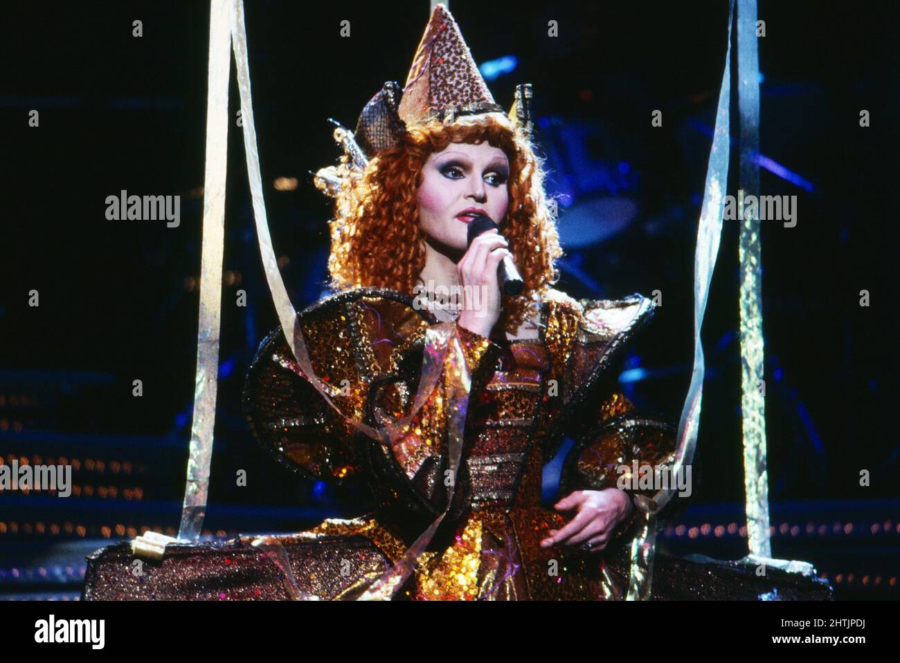 Mary aka Georg Preuße bei einem Auftritt als Königin der Nacht in der Show 'die frech frivole Illusion mit Mary', Deutschland 1990. Stockfoto