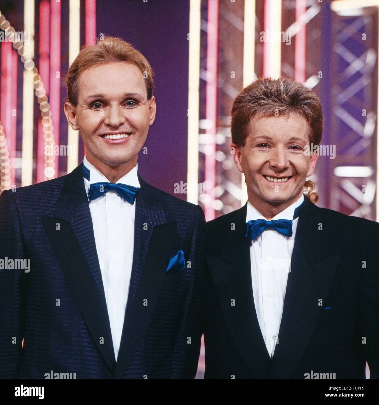 Mary und Gordy, deutsches Travestie-Duo, bestehend aus Georg Preuße (links) und Reiner Kohler, im Abendanzug, Deutschland um 1987. Stockfoto