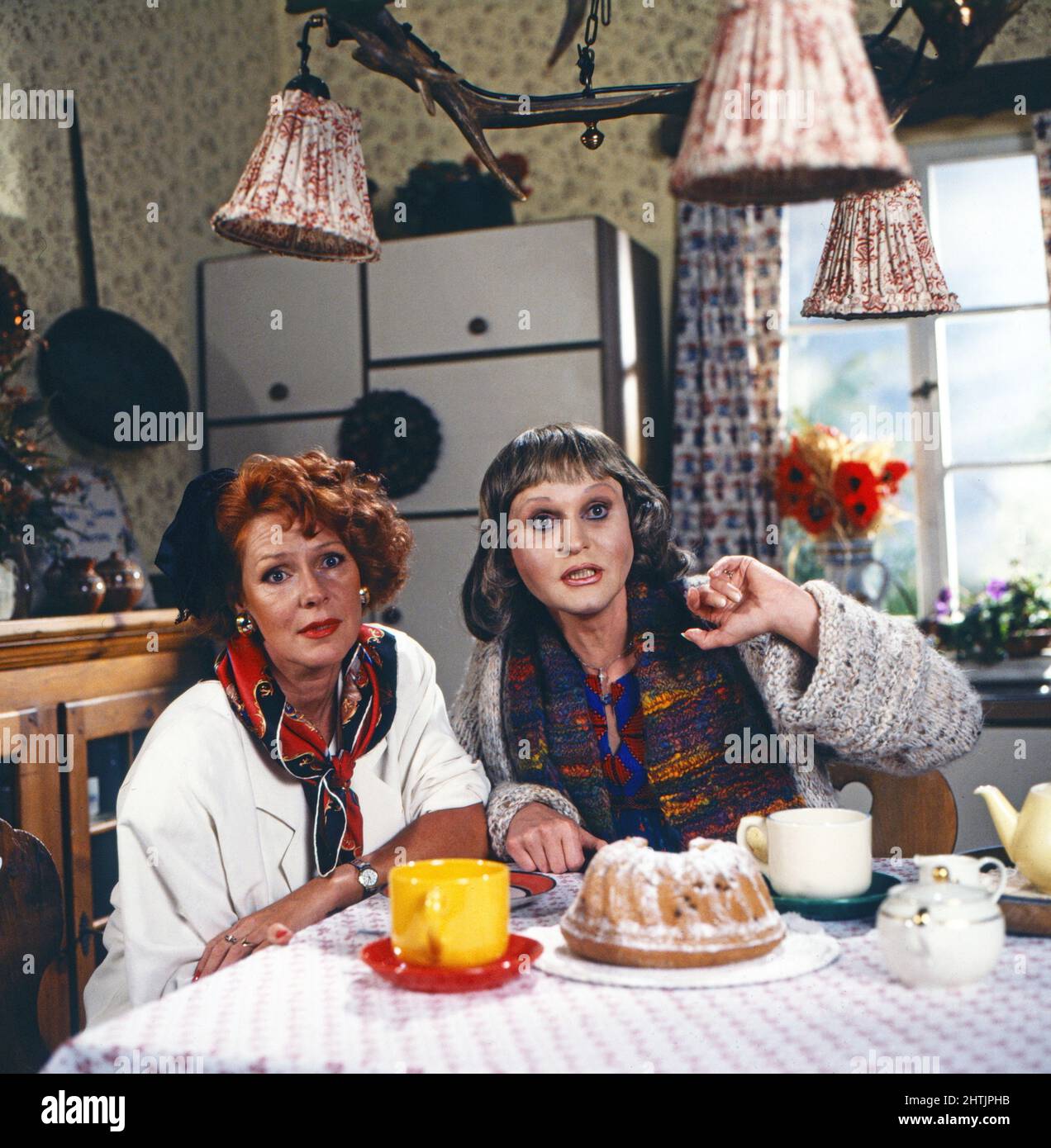Die Mary Show, Travestie-Show mit Mary aka Georg Preuße, Folge 5 im Sketch 'Landleben' mit Victoria Brams, Deutschland 1991. Stockfoto