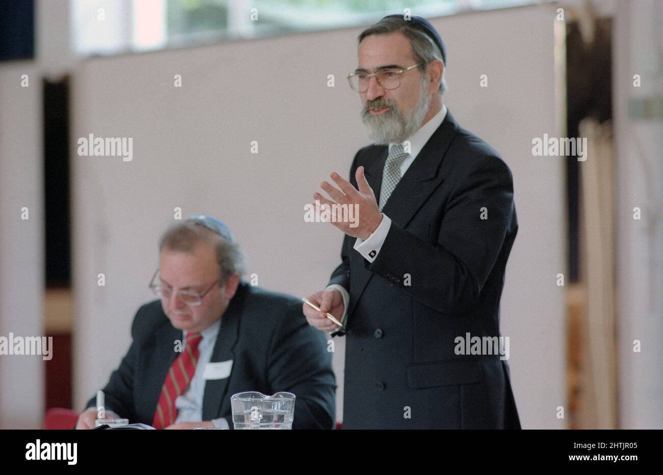 Chief Rabbi Jonathan ist Gastredner bei der Ratssitzung der Midlands Rabbinate, die am 28. Februar 1999 in der Central Synagogue Birmingham stattfand Stockfoto