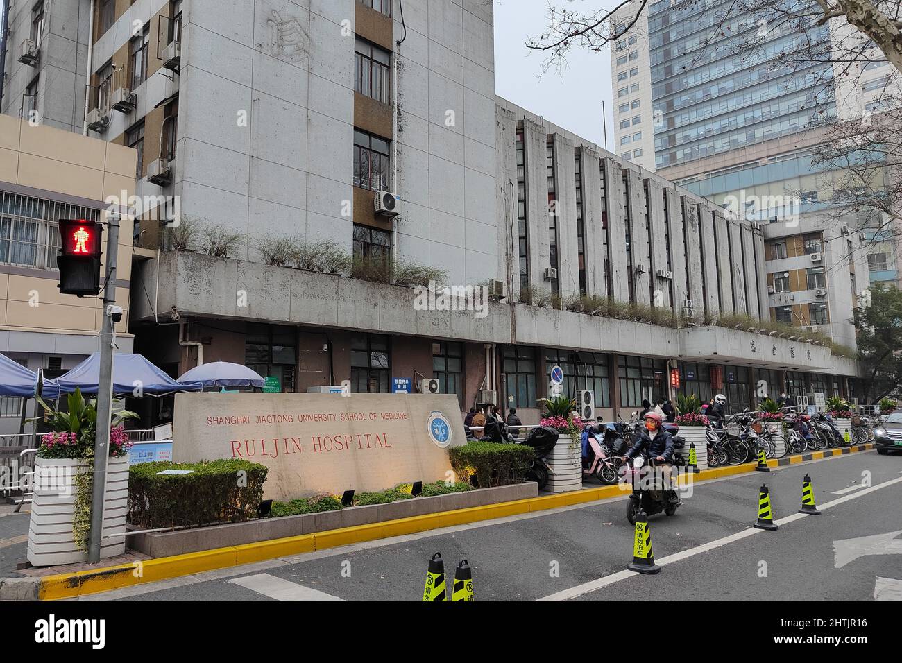 SHANGHAI, CHINA - 1. MÄRZ 2022 - Ruijin Hospital suspendiert ambulante Leistungen, 1. März 2022, Shanghai, China. Stockfoto