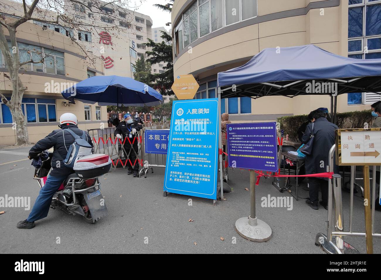 SHANGHAI, CHINA - 1. MÄRZ 2022 - Ruijin Hospital suspendiert ambulante Leistungen, 1. März 2022, Shanghai, China. Stockfoto