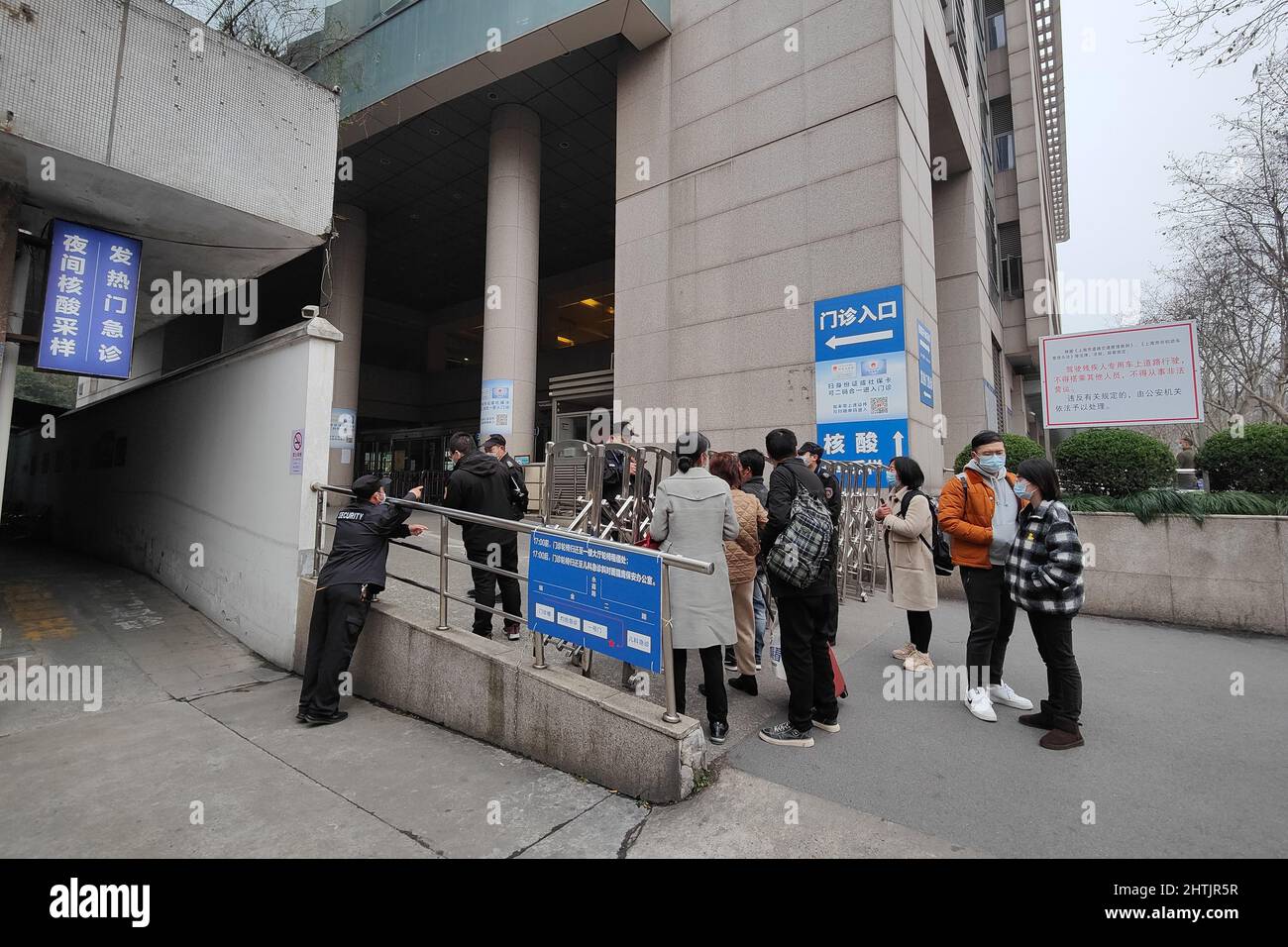 SHANGHAI, CHINA - 1. MÄRZ 2022 - Ruijin Hospital suspendiert ambulante Leistungen, 1. März 2022, Shanghai, China. Stockfoto