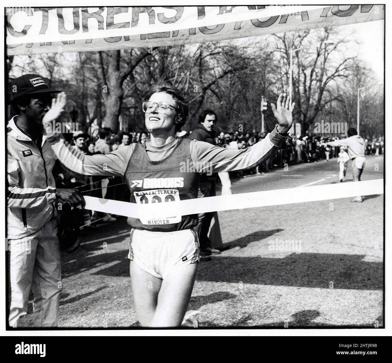 Die Eliteläuferin Kathy McIntyre überquert die Ziellinie als Siegerin bei einem Rennen 10K in Prospect Park, Brooklyn, New York. Ca. 1980 Stockfoto