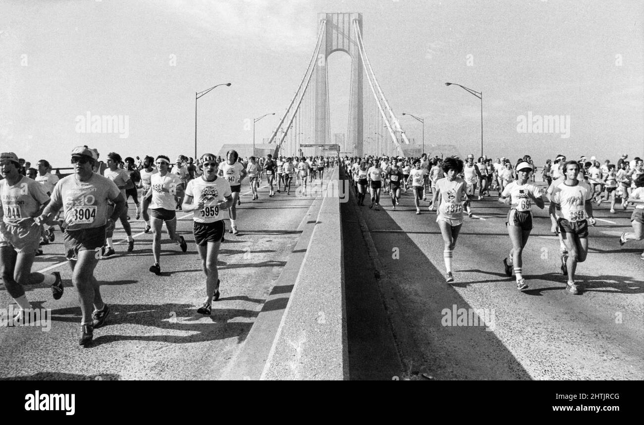 Läufer überqueren die Verrazzano Bridge von Staten Island nach Brooklyn, auf der ersten Meile des New York Marathons 1981. Stockfoto