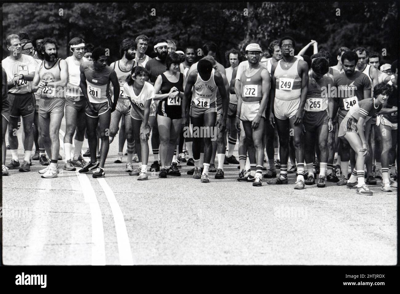 Eine vielfältige Gruppe von Männern und Frauen erwartet die Startpistole, um ein Mittelstreckenrennen in Prospect Park, Brooklyn, New York, zu beginnen. Im Jahr 1981. Stockfoto