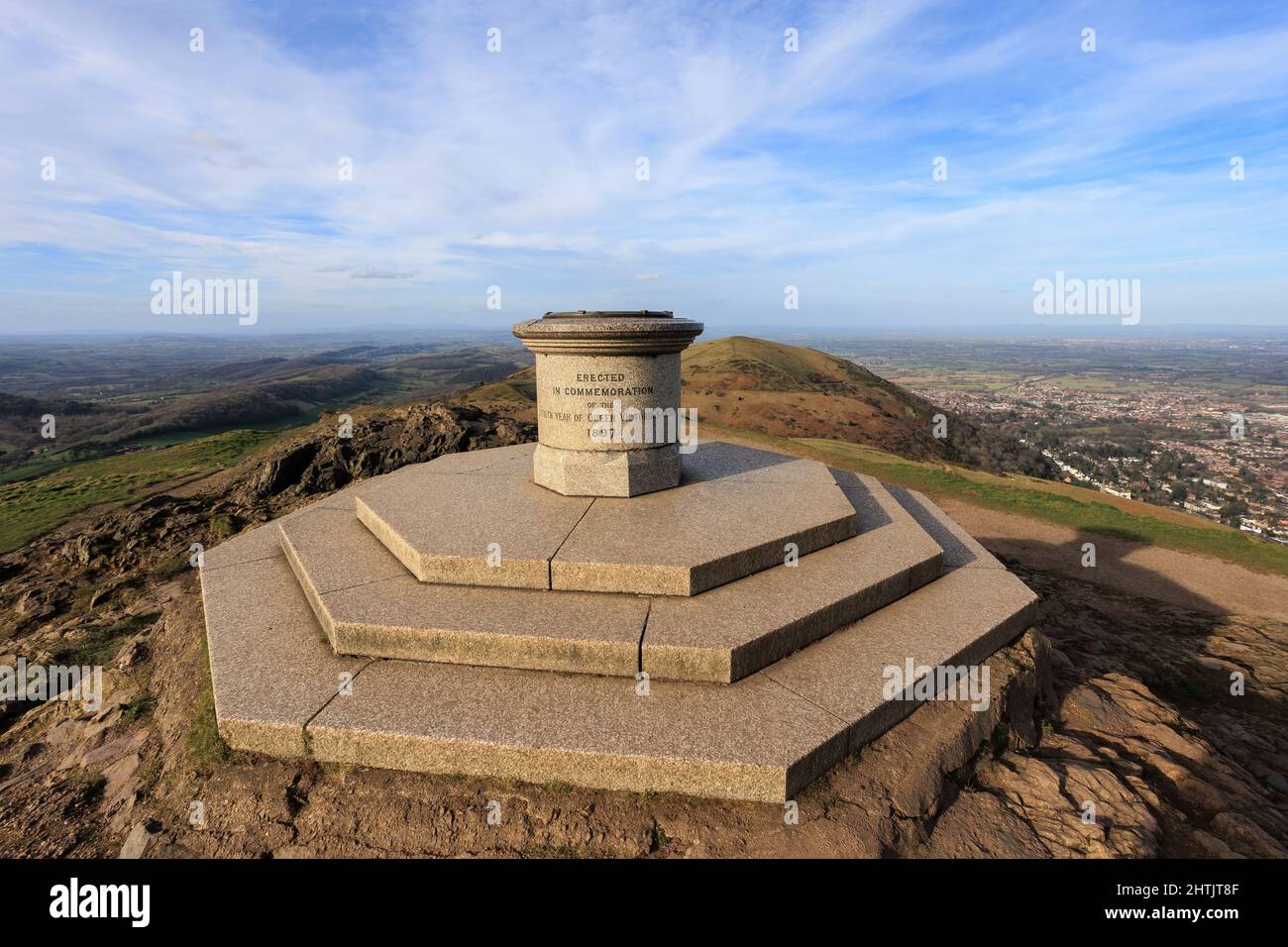 Blick auf den Kamm der Malvern Hills in Worcestershire und Hereford mit sonnigem Himmel und klaren Wanderwegen. Stockfoto