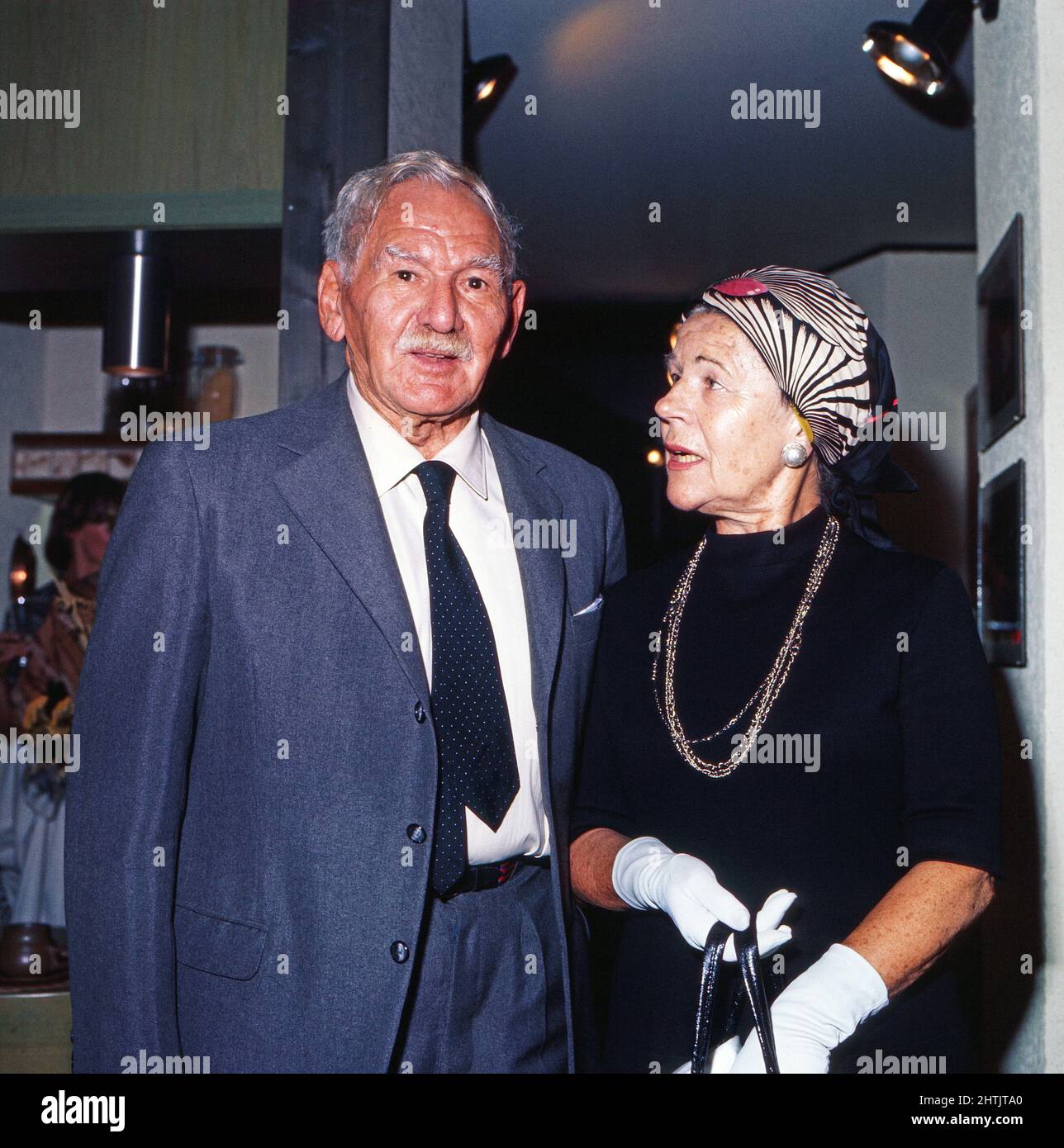 Attila Hörbiger und Paula Wessely, beruhmtes Schauspielerpaar aus Österreich, Eltern von Schauspielerin Christiane Hörbiger, große Erfolge auch als Bühnendarsteller an legendären Theatern: Wiener Burgtheater, Theater in der Josefstadt u.a., hier bei einer Veranstaltung in Wien, um 1977. Attila Hoerbiger und Paula Wessely, berühmtes österreichisches Schauspielerpaar, Eltern der Schauspielerin Christiane Hoerbiger, große Erfolge auch als Bühnenschauspieler an legendären Theatern: Wiener Burgtheater, Theater in der Josefstadt und andere, hier bei einer Veranstaltung in Wien, um 1977. Stockfoto