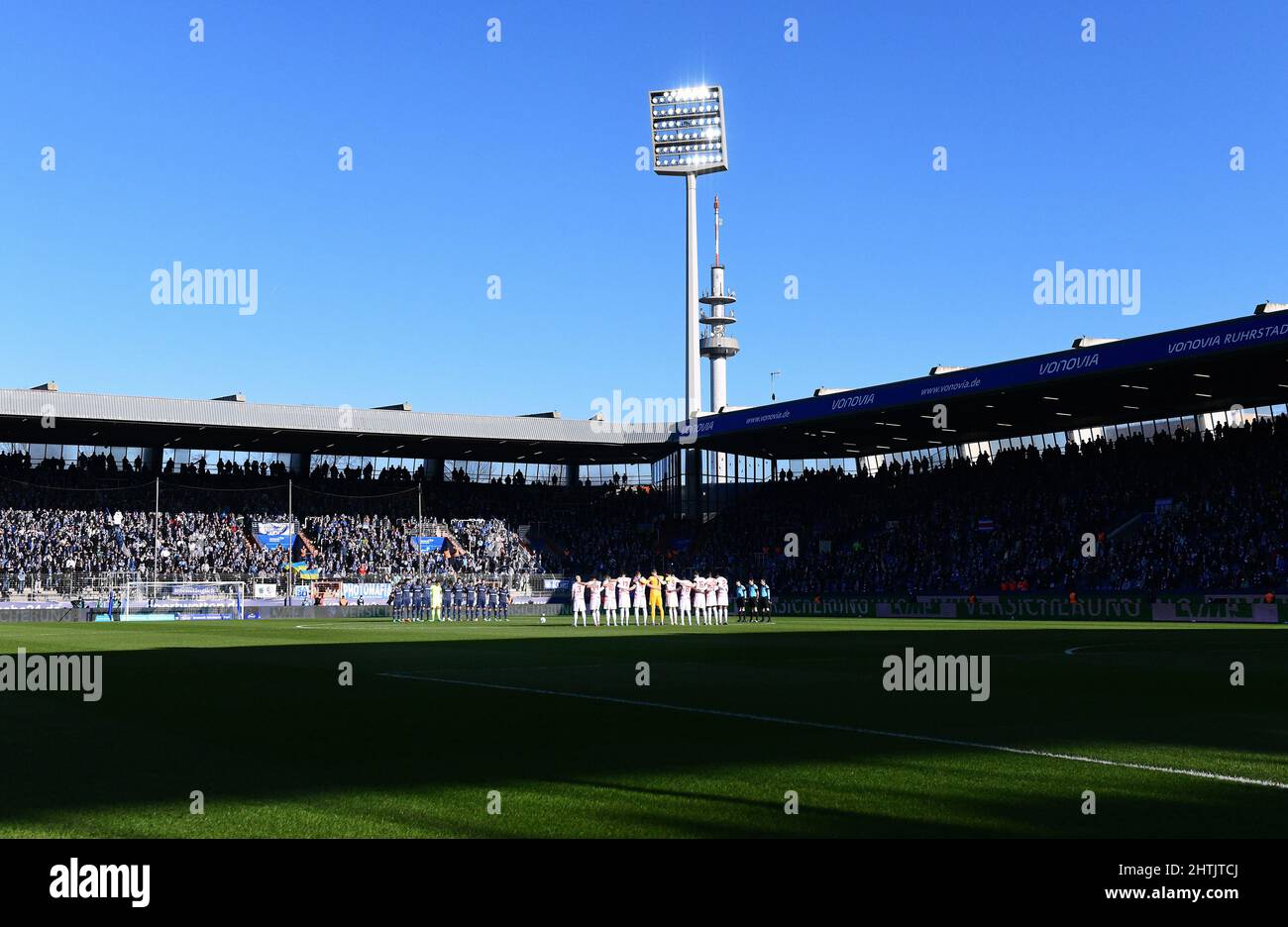 Bundesliga, Vonovia Ruhrstadion Bochum: VfL Bochum vs RB Leipzig; Schweigeminute zum Krieg in der Ukraine Stockfoto