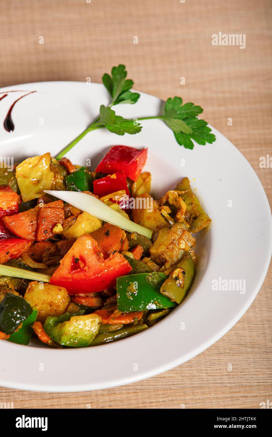 Indische Küche. Bahji Gemüse rühren braten Gericht. Portrait Bild Stockfoto