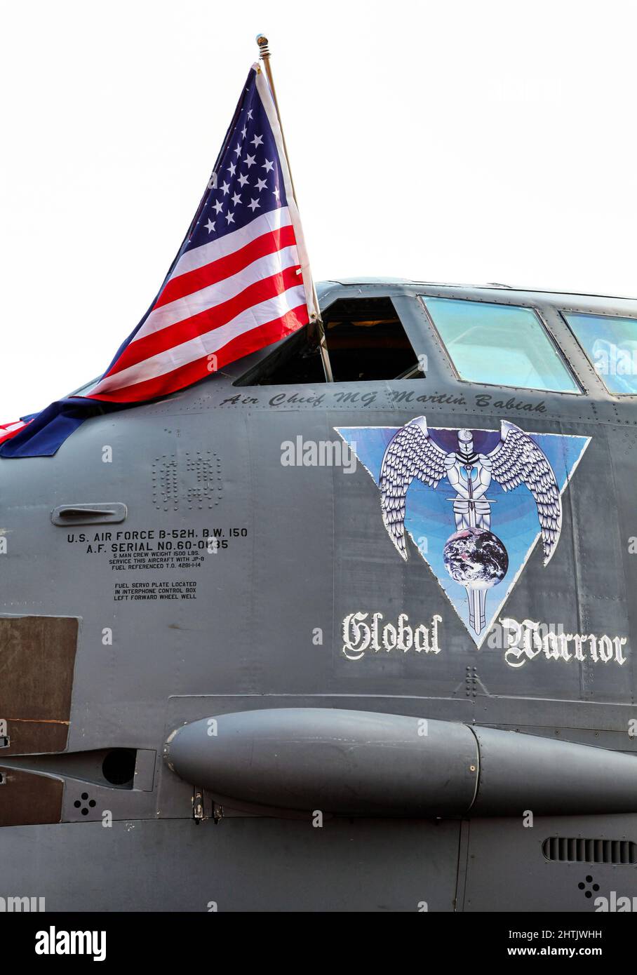 SLIAC, SLOWAKEI - 29. AUGUST 2015: Amerikanische Flagge im Fenster des Bombers B-52 Stratofortress. Stockfoto