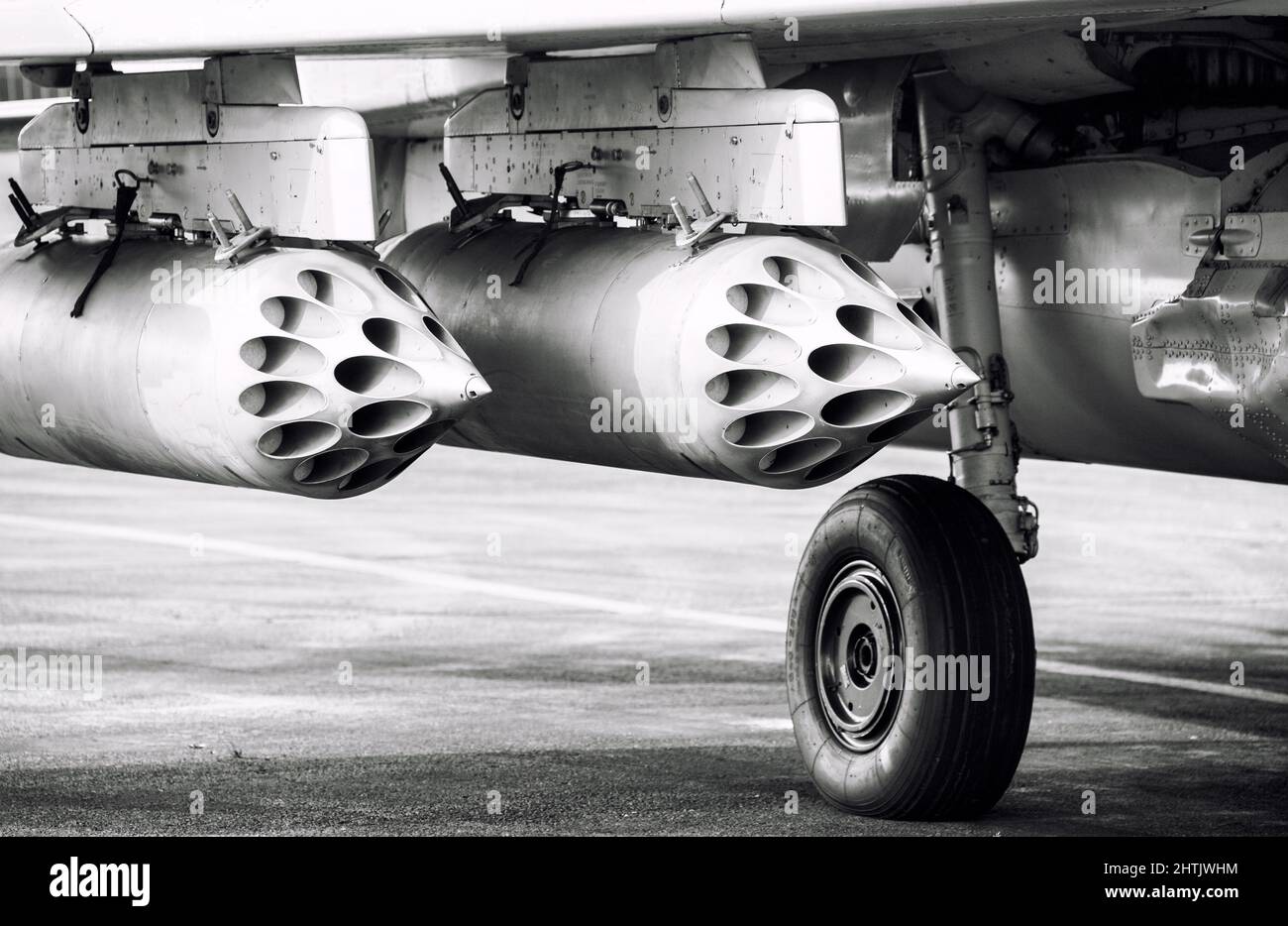 Eine geflügelte Rakete unter dem Flügel eines Kämpfers. Rakete auf Jetfigher. Bewaffnung des Flugzeugs.. Stockfoto